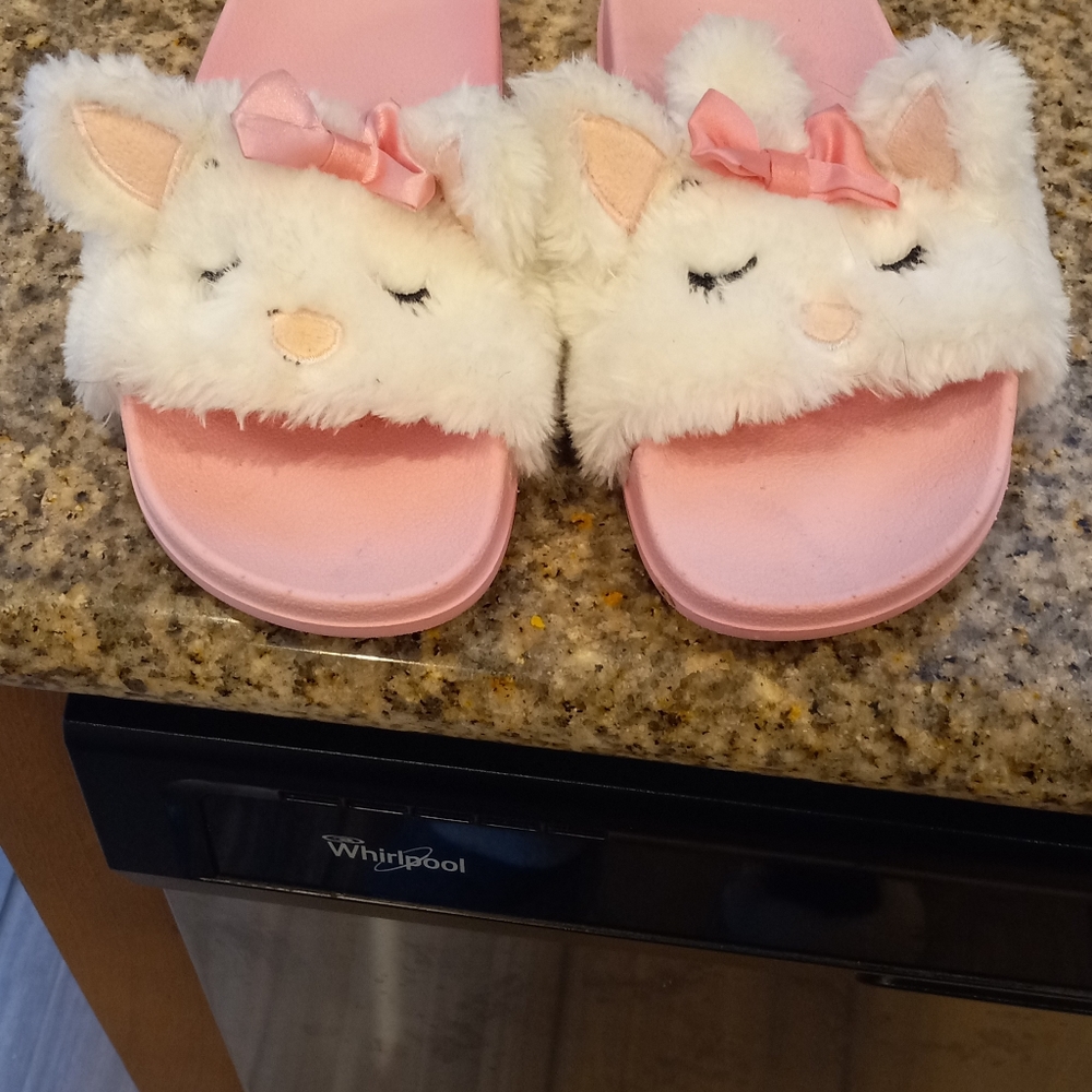 Disney Womens The Aristocats Marie Slip On Sandals..Size 7